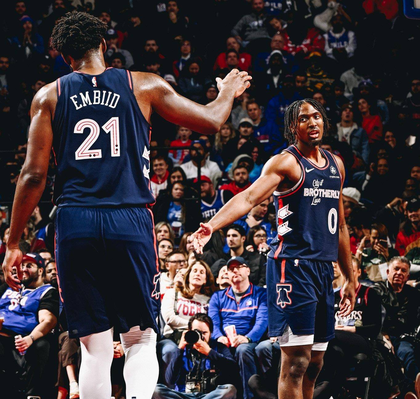 新疆队完胜热火,恩比德扛起全队 新疆队完胜热火,恩比德扛起全队