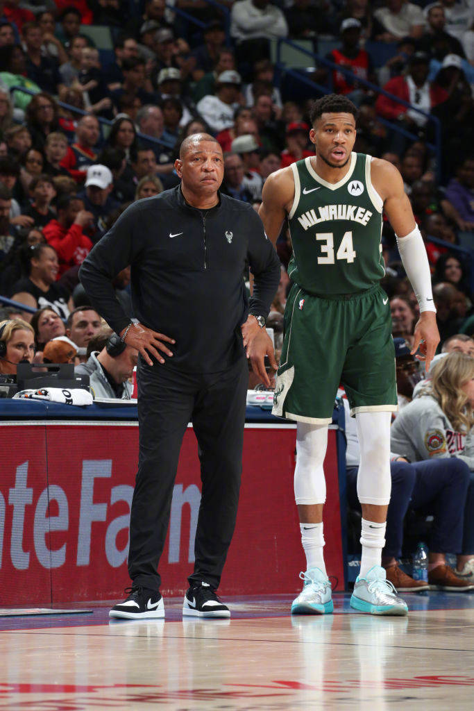 雄鹿力克猛龙，麦科勒姆扛起全队