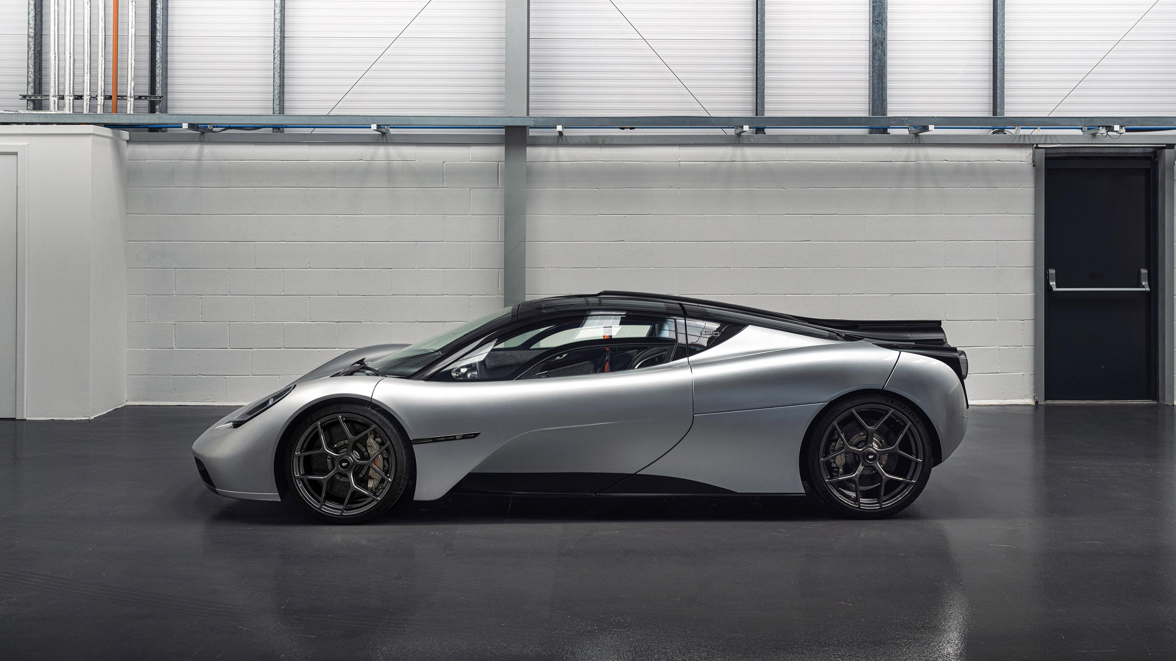 制胜弯道，周冠宇星月之夜逆转马丁