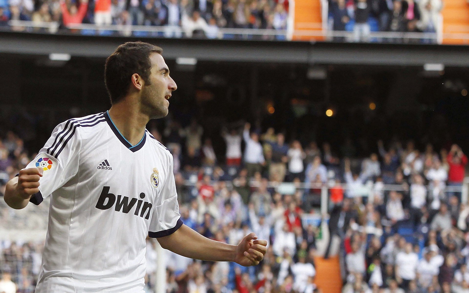 流光溢彩的北美夜空下，李刚仁教科书般的足球艺术